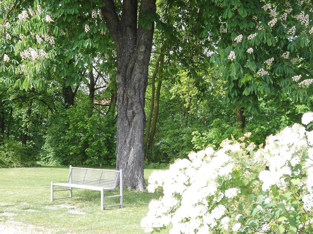 Hotel Haus am Bach - gemütliche Frühstückspension Allershausen Pensión