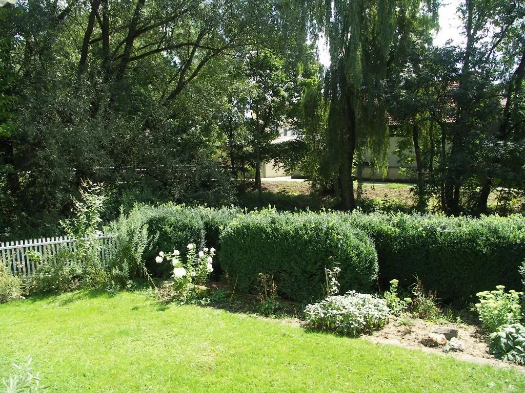 Hotel Haus am Bach - gemütliche Frühstückspension Allershausen Pensión