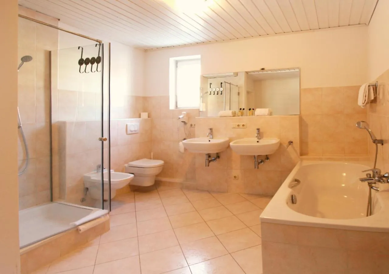 Haus Am Bach - Gemuetliche Pension Allershausen
